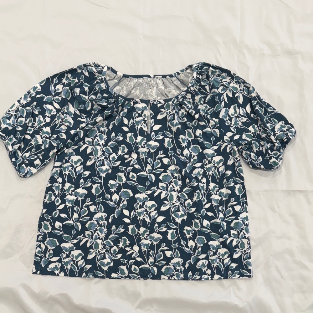 Garnet Hill Floral Blue Women's Short Sleeve Top—Medium